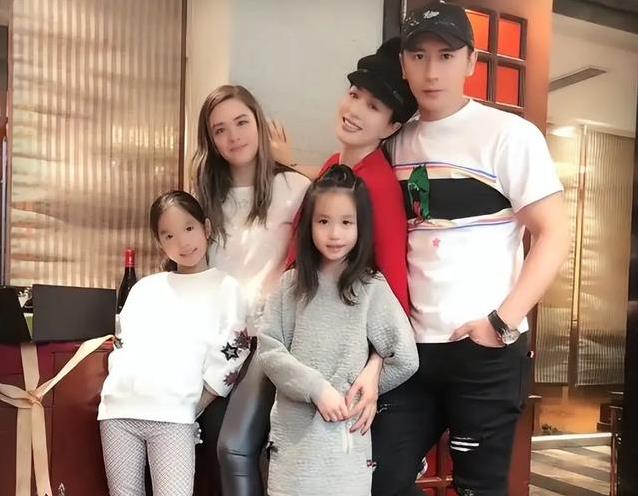 55岁钟丽缇直播跳操身材紧绷，网友质疑中年女性该如何穿衣？