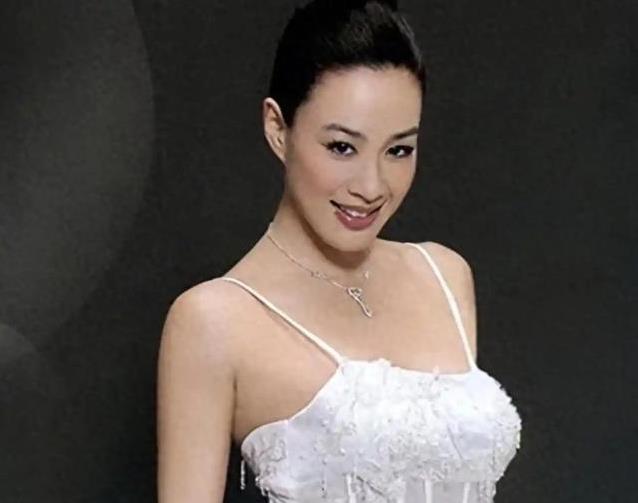 55岁钟丽缇直播跳操身材紧绷，网友质疑中年女性该如何穿衣？