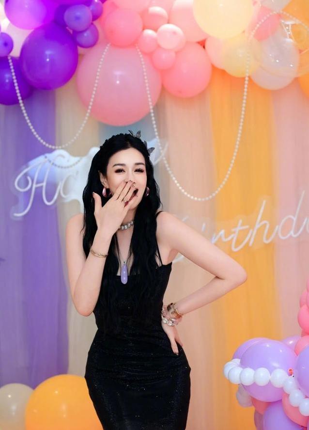 55岁钟丽缇直播跳操身材紧绷，网友质疑中年女性该如何穿衣？