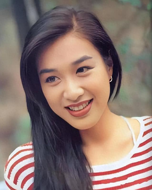 55岁钟丽缇直播跳操身材紧绷，网友质疑中年女性该如何穿衣？