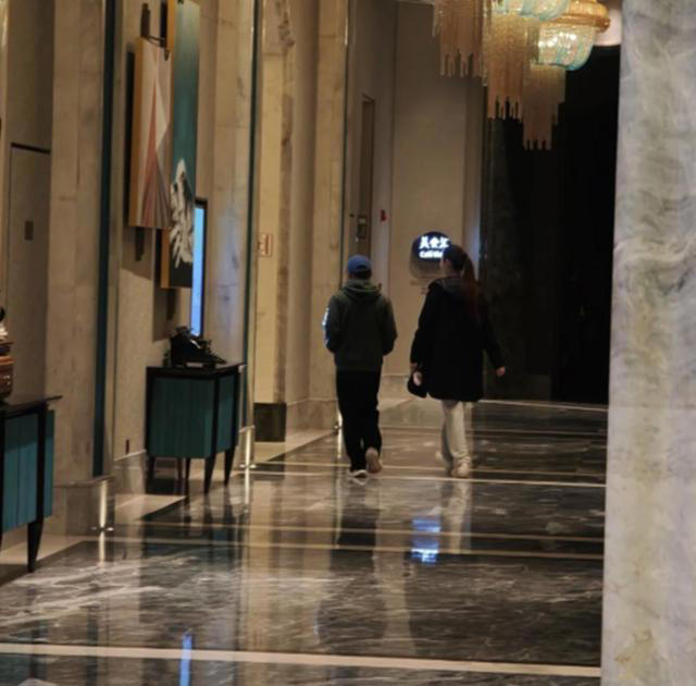 王宝强和女友现身！冯清身材高挑，衬得宝强像小娇夫，身高差强烈