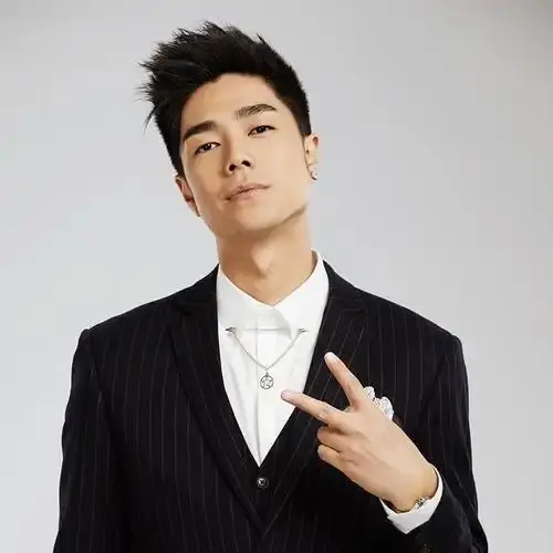 离开戚薇后，他娶演员为妻，如今定居上海儿女双全，已是低调富豪