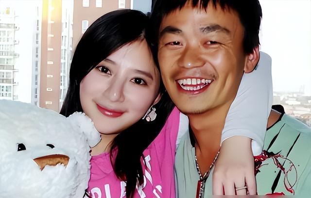 王宝强和女友现身！冯清身材高挑，衬得宝强像小娇夫，身高差强烈