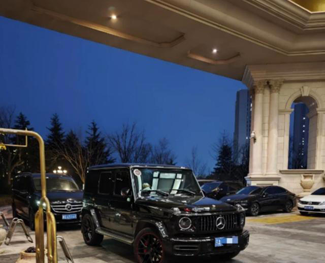 王宝强和女友现身！冯清身材高挑，衬得宝强像小娇夫，身高差强烈