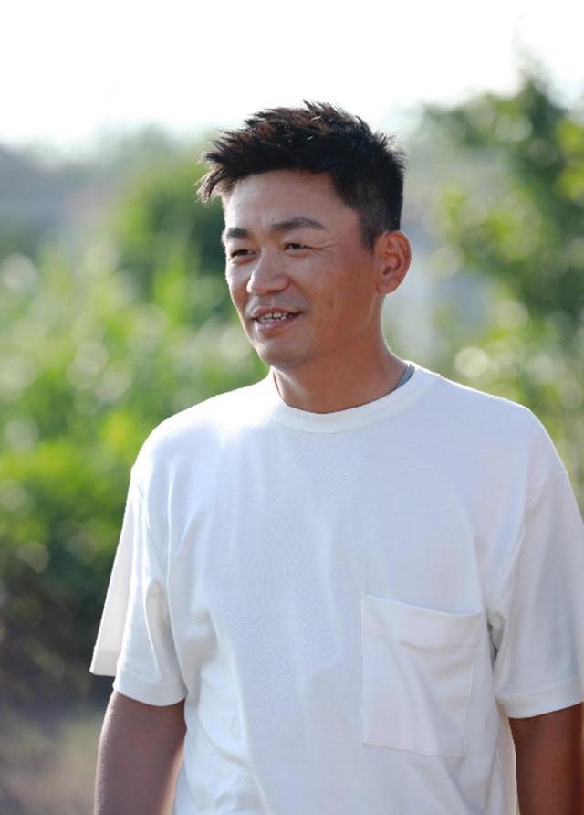 王宝强和女友现身！冯清身材高挑，衬得宝强像小娇夫，身高差强烈