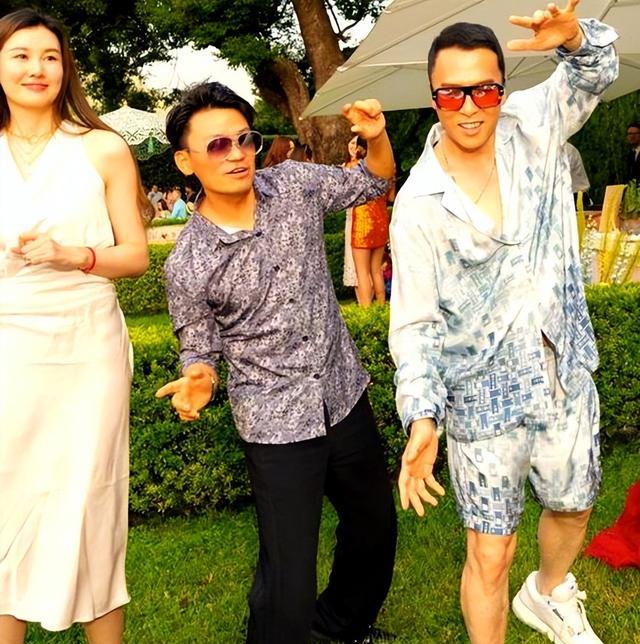 王宝强和女友现身！冯清身材高挑，衬得宝强像小娇夫，身高差强烈