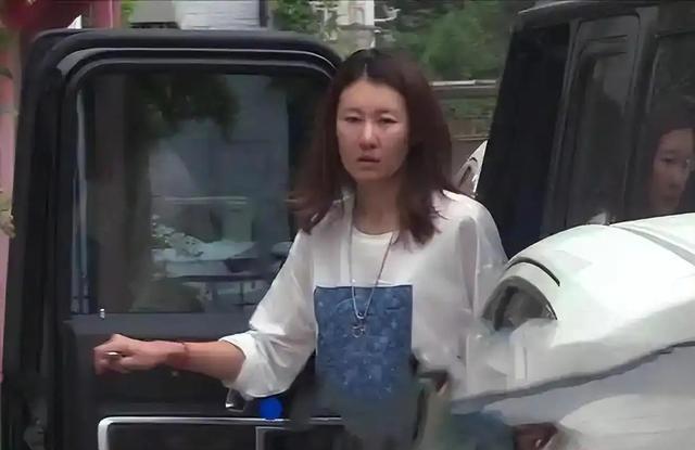 王宝强和女友现身！冯清身材高挑，衬得宝强像小娇夫，身高差强烈