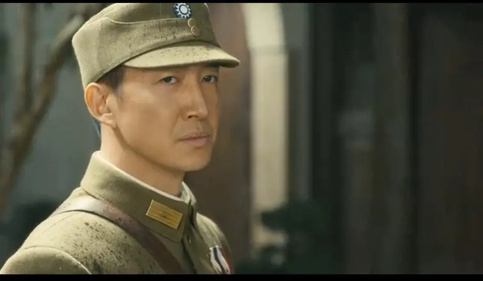 肢体僵硬、皱眉咧嘴、台词含糊，央视这部剧里就他像个戏混子