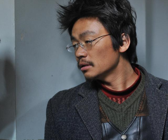 王宝强和女友现身！冯清身材高挑，衬得宝强像小娇夫，身高差强烈