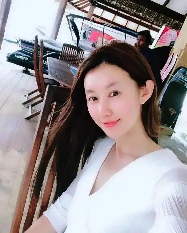 王宝强和女友现身！冯清身材高挑，衬得宝强像小娇夫，身高差强烈