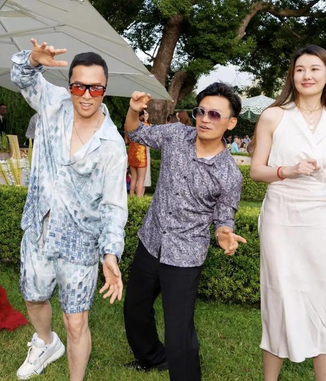 王宝强和女友现身！冯清身材高挑，衬得宝强像小娇夫，身高差强烈