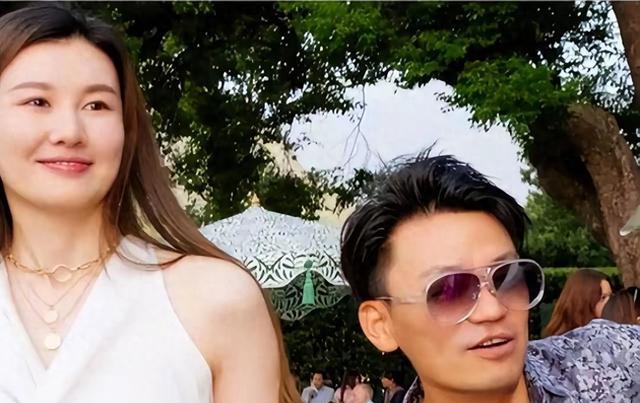 王宝强和女友现身！冯清身材高挑，衬得宝强像小娇夫，身高差强烈