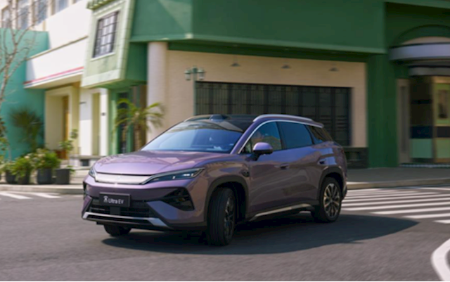 日媒酸了!比亚迪一年狂更200次软件:将特斯拉远远甩在身后