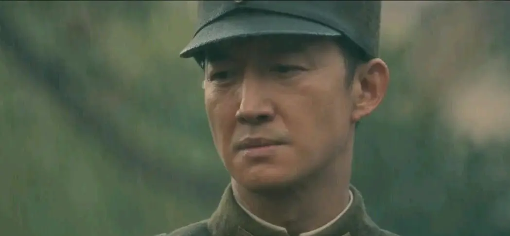 肢体僵硬、皱眉咧嘴、台词含糊，央视这部剧里就他像个戏混子