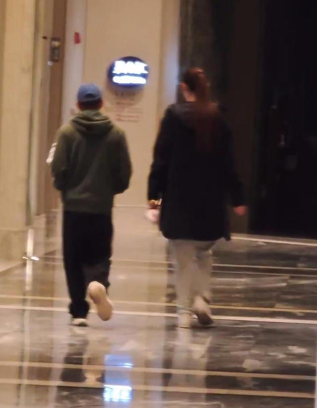 王宝强和女友现身！冯清身材高挑，衬得宝强像小娇夫，身高差强烈