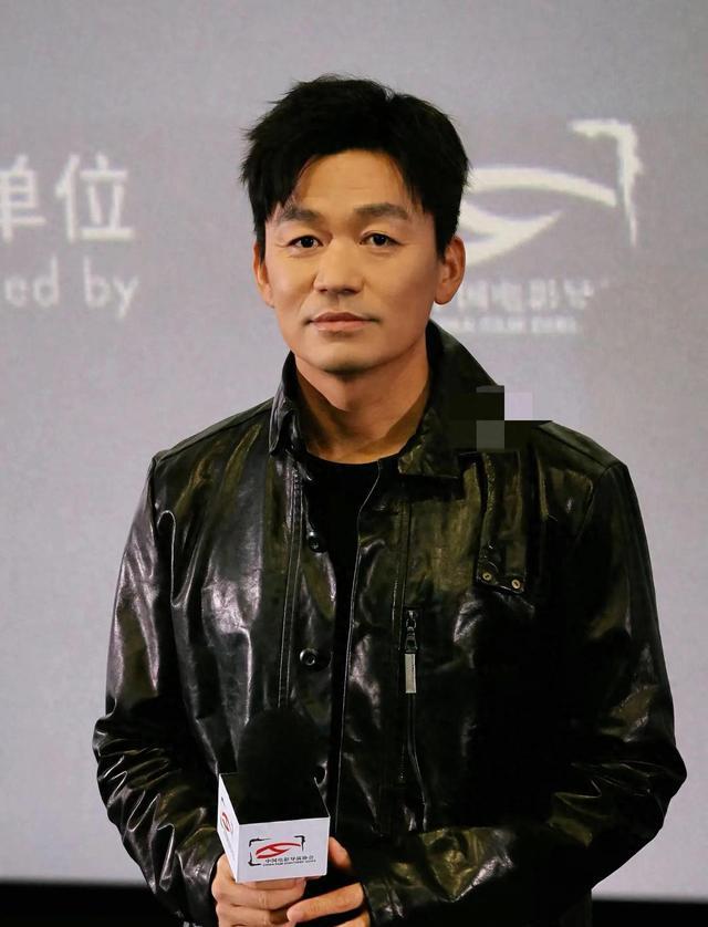 王宝强和女友现身！冯清身材高挑，衬得宝强像小娇夫，身高差强烈