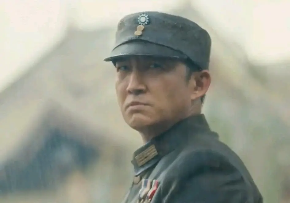 肢体僵硬、皱眉咧嘴、台词含糊，央视这部剧里就他像个戏混子