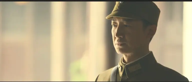 肢体僵硬、皱眉咧嘴、台词含糊，央视这部剧里就他像个戏混子