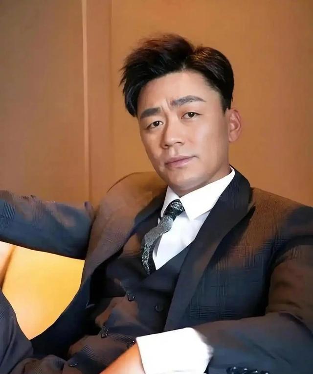 王宝强和女友现身！冯清身材高挑，衬得宝强像小娇夫，身高差强烈