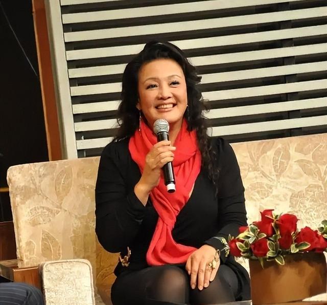 张兰68岁生日无人陪，直播间眼圈泛红，讲心酸创业史，无奈又孤独