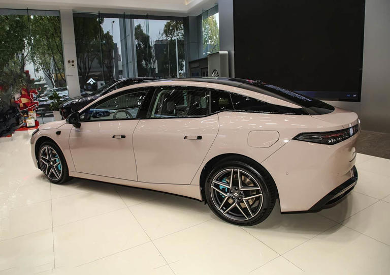 全新纯电中大型轿跑上市！售价亲民配激光雷达，纯电续航710公里