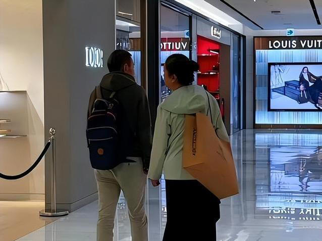 57岁江珊满头白发脸部松弛却素颜登台，真实状态引人深思