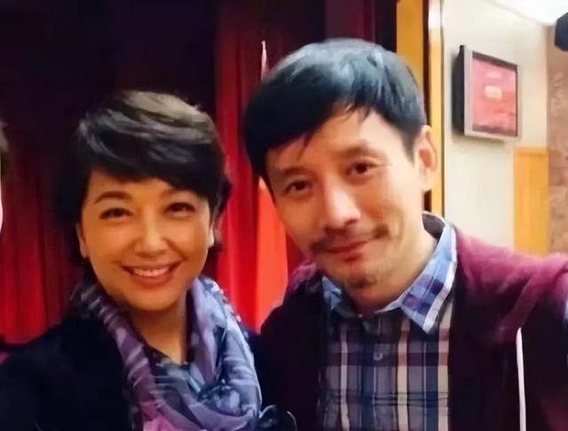 57岁江珊满头白发脸部松弛却素颜登台，真实状态引人深思