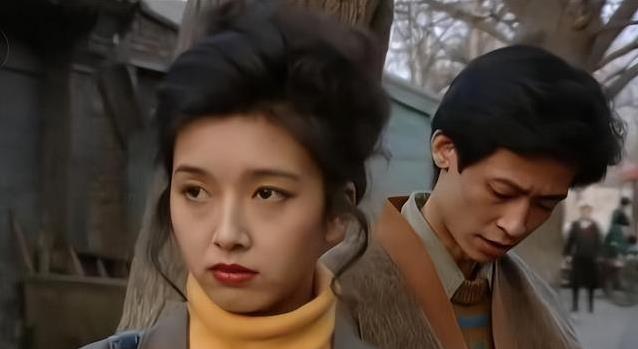 57岁江珊满头白发脸部松弛却素颜登台，真实状态引人深思