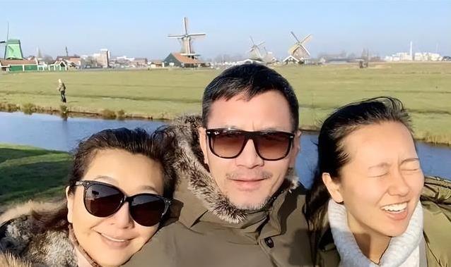 57岁江珊满头白发脸部松弛却素颜登台，真实状态引人深思