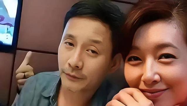 57岁江珊满头白发脸部松弛却素颜登台，真实状态引人深思