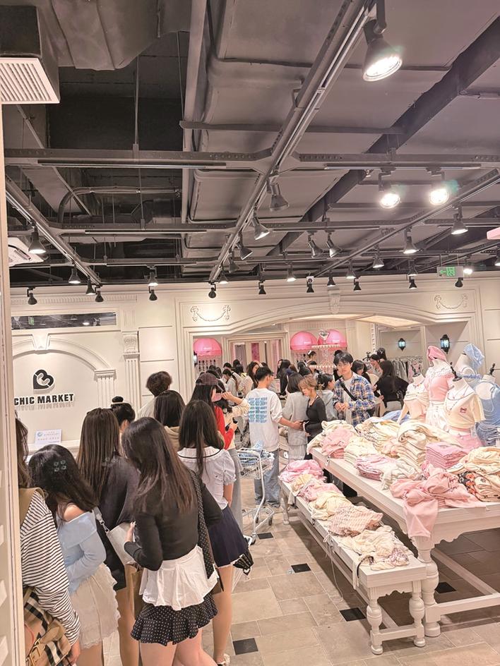 现实版“QQ秀衣橱”亮相武汉江汉路