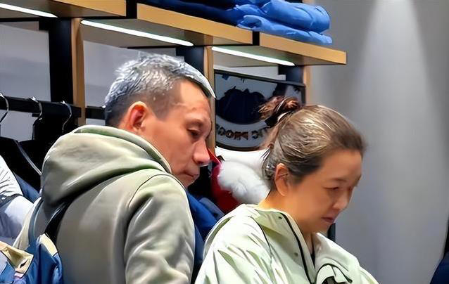 57岁江珊满头白发脸部松弛却素颜登台，真实状态引人深思