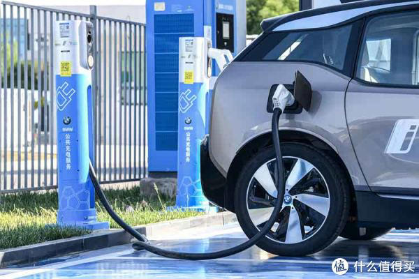 电机效率都干到99%了，让最高热效率只有45%的内燃机怎么追？