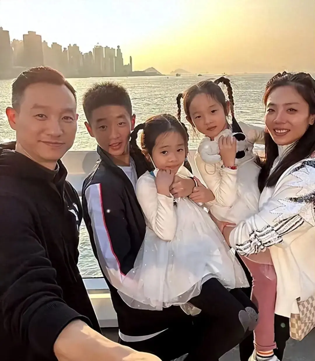 杨威自曝养仨娃太累! 没有私生活、资金紧张，杨云几乎崩溃!