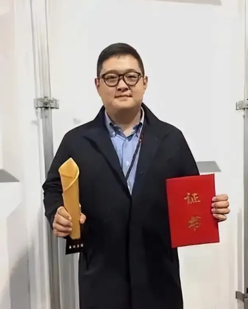 娱乐圈公认好人傅彪能安心了，儿子如今出人头地，是圈内好友帮助了他