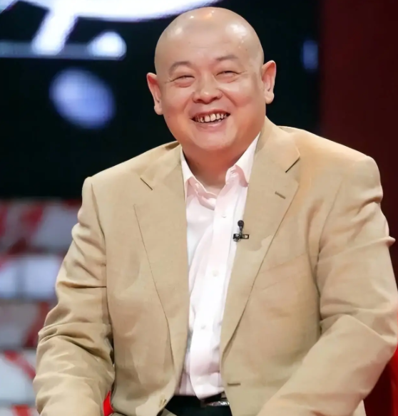 说起圈内公认的好人相信很多网友和00后都对他不认识，他叫傅彪，不仅仅是圈内人公认的演技派，同时还是现在很多当红明星的伯乐  在2005年傅彪去世后送他最后一程的时候，圈内诸多大咖一同前来，比如冯小刚，葛优，张国立，张艺谋等  为何这么多