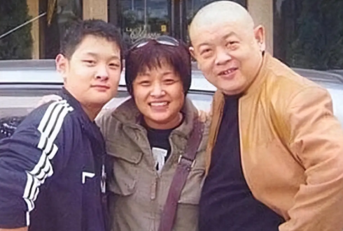 娱乐圈公认好人傅彪能安心了，儿子如今出人头地，是圈内好友帮助了他