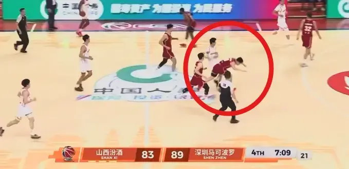 报复动作! 还原CBA冲突全过程，张宁痛苦倒地，裁判混乱介入!