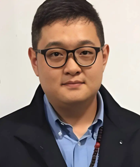 娱乐圈公认好人傅彪能安心了，儿子如今出人头地，是圈内好友帮助了他