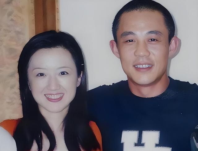 离婚后只字不提前夫侯勇，与女儿相依为命，如今47岁如同冻龄少女