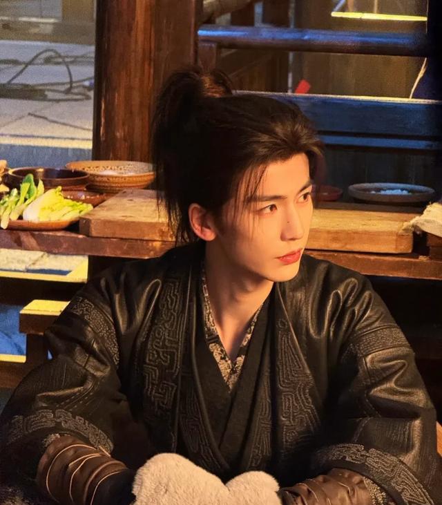 张凌赫到底有多火？金靖妈妈刷视频都能刷到他，这就是答案