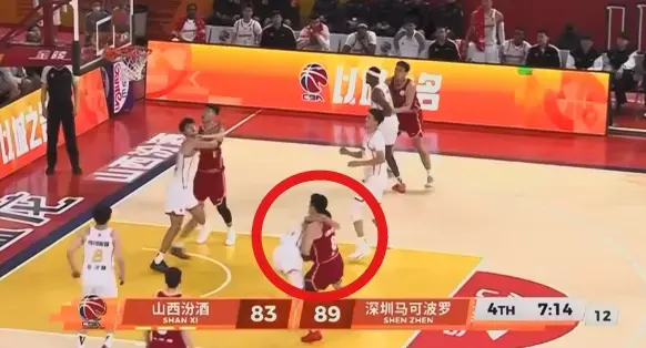 报复动作! 还原CBA冲突全过程，张宁痛苦倒地，裁判混乱介入!