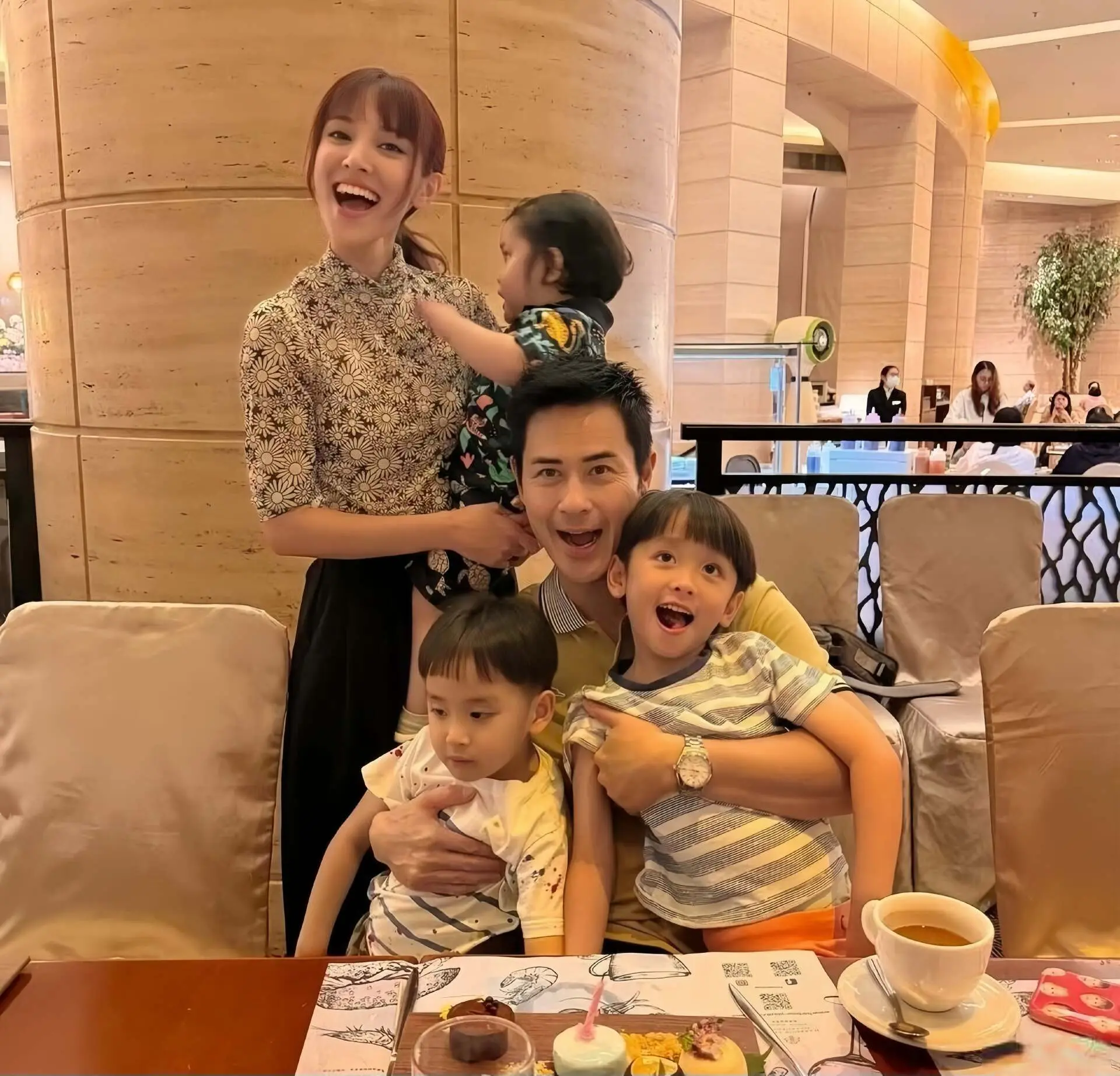 港姐冠军参加《浪姐7》爆红，外形甜美获封芭比，商业价值暴涨