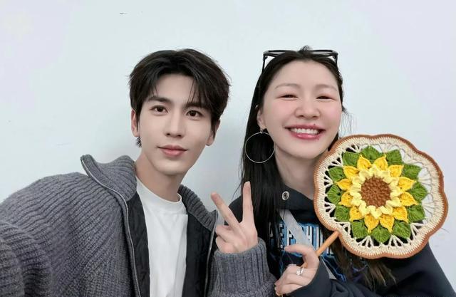 张凌赫到底有多火？金靖妈妈刷视频都能刷到他，这就是答案