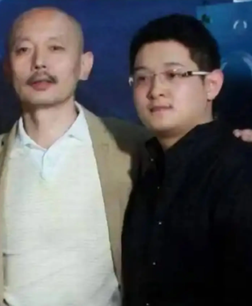 娱乐圈公认好人傅彪能安心了，儿子如今出人头地，是圈内好友帮助了他