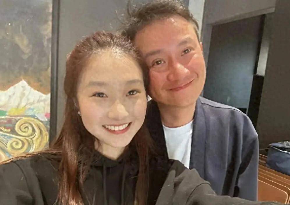 41岁文章上海开陕西面馆，亲自端盘子迎客，女儿发贴脸合照为他宣传冲上热榜