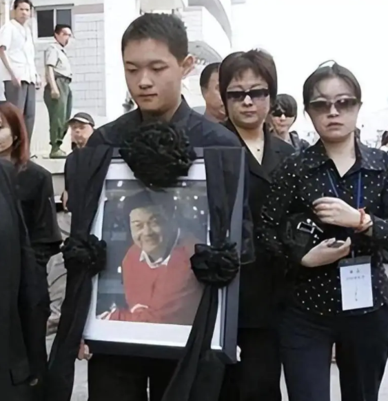 娱乐圈公认好人傅彪能安心了，儿子如今出人头地，是圈内好友帮助了他