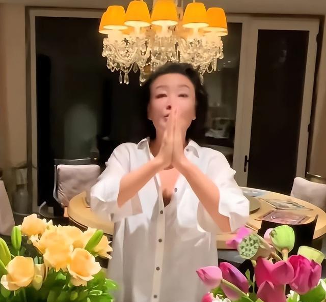 张兰生日!情绪低落发文，儿子儿媳没送祝福，只有一人记得她生日
