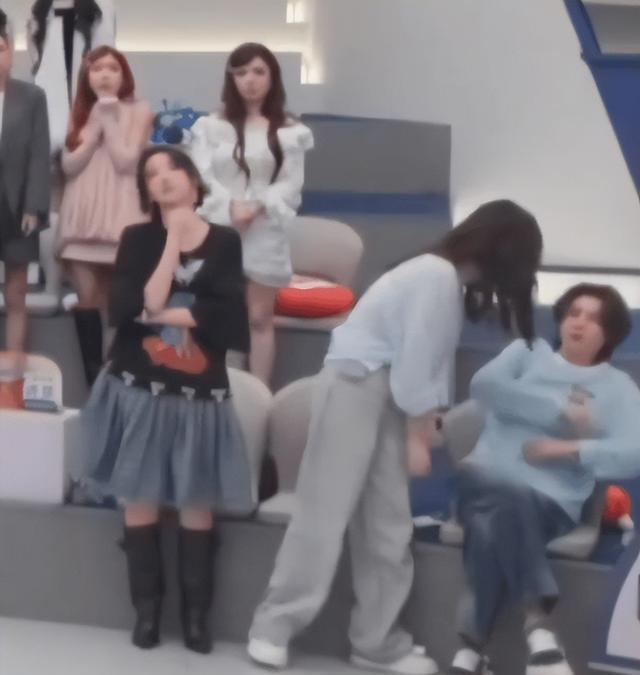 王濛怒甩李小冉当众黑脸，内娱不公平一幕被揭开