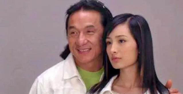 杨幂17岁和成龙合作广告只拿600元，成龙一句话后直接给她5万元